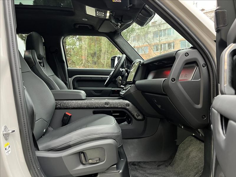 Land Rover Defender (2026) 110 V8 P635 OCTA - fotka 35 z 38