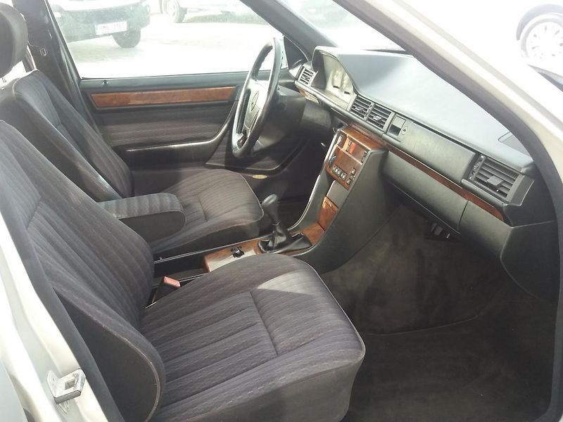 Mercedes-Benz 124 2.0i,100kW,KLIMA,ABS - fotka 15 z 21