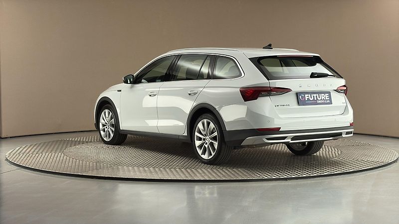 Škoda Octavia 2.0 TDI DSG 4x4 Scout Combi - fotka 2 z 28