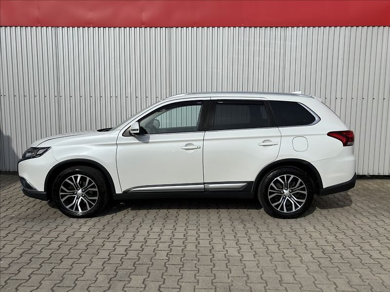 Mitsubishi Outlander 2,3 D Instyle+ 7.míst - fotka 5 z 15