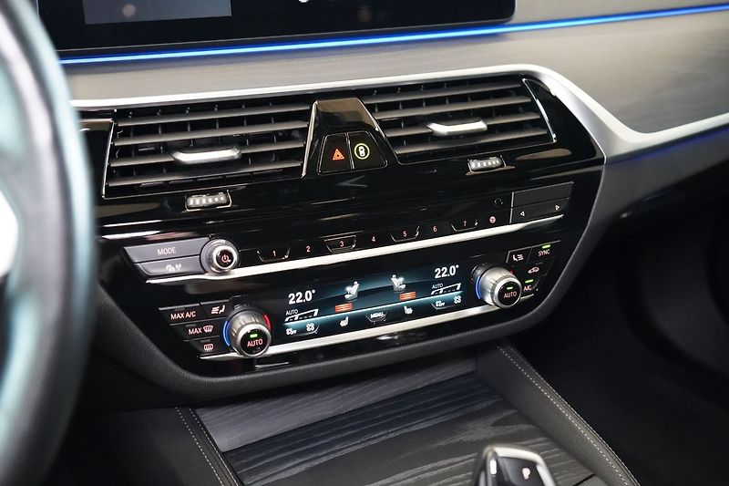 BMW Řada 5 M550i xDrive, Nezávislé, Laser - fotka 40 z 50