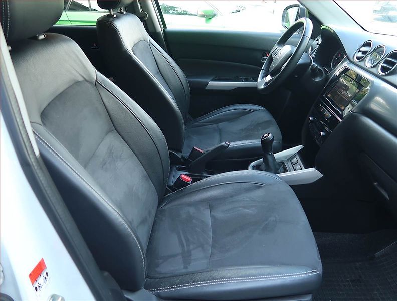 Suzuki Vitara (2017) 1.6 VVT, 4X4, Kůže, Navi - fotka 9 z 15