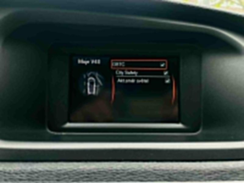 Volvo V40 2.0D3 5VÁLEC MANUÁL 1MAJITEL - fotka 38 z 41