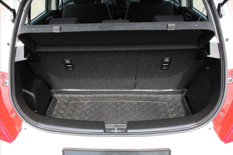 Suzuki Swift 1,2 i  ČR,1.MAJ,AUTOMAT,69TKM - fotka 20 z 23