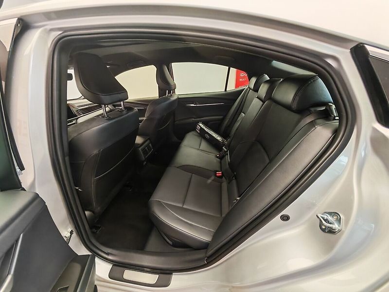 Toyota Camry 2.5 Hybrid Prestige - fotka 21 z 37