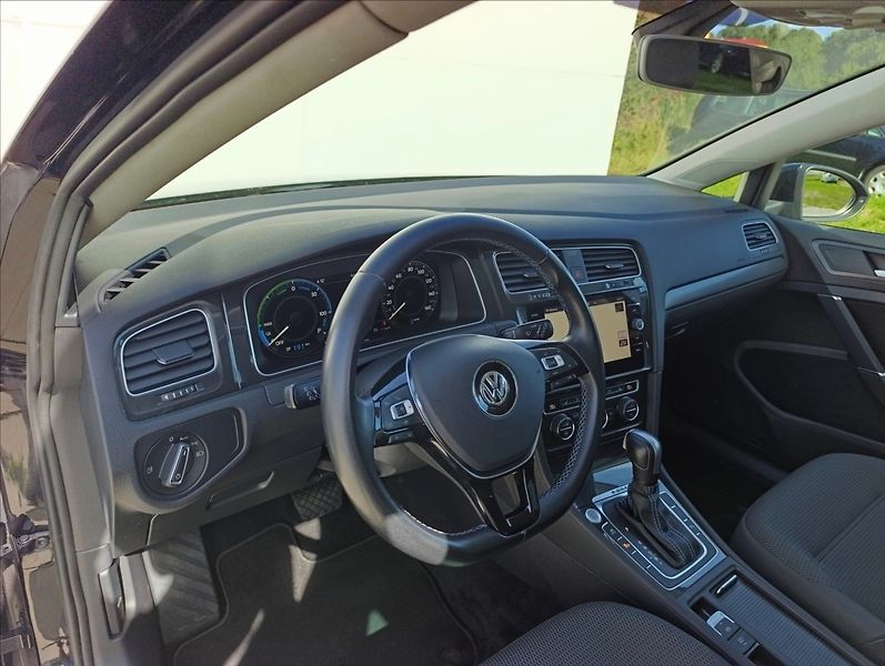 Volkswagen e-Golf 0,0 100kW,tep.čerpadlo,Navi,LE - fotka 14 z 35