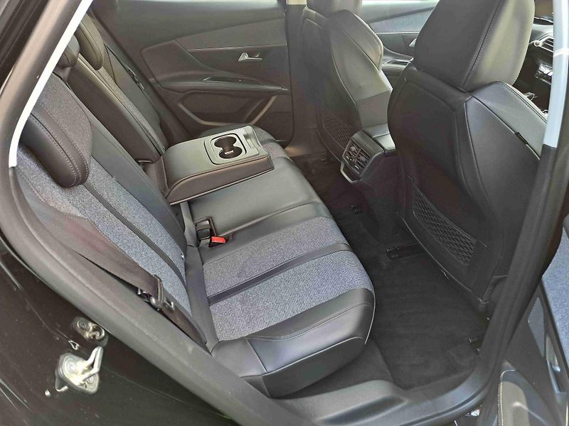 Peugeot 3008 (2019) 1,2PT EAT8 ALLURE LED ALU NAVI - fotka 11 z 18