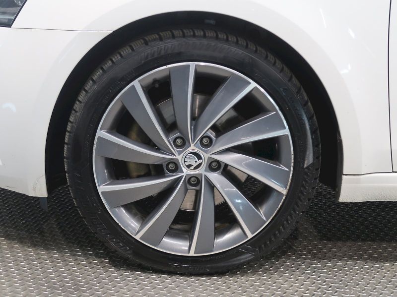 Škoda Octavia (2019) LAURIN&KLEMENT 2.0TDI 135KW 4x - fotka 12 z 40