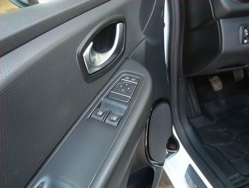Renault Clio (2020) 0.9 TCe, Serv.kniha, Navi - fotka 17 z 19