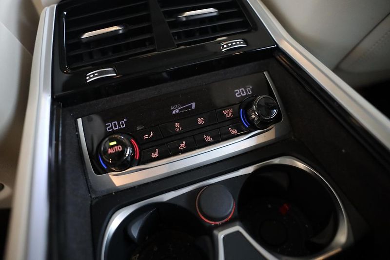BMW Řada 7 740ld xDrive - fotka 32 z 40