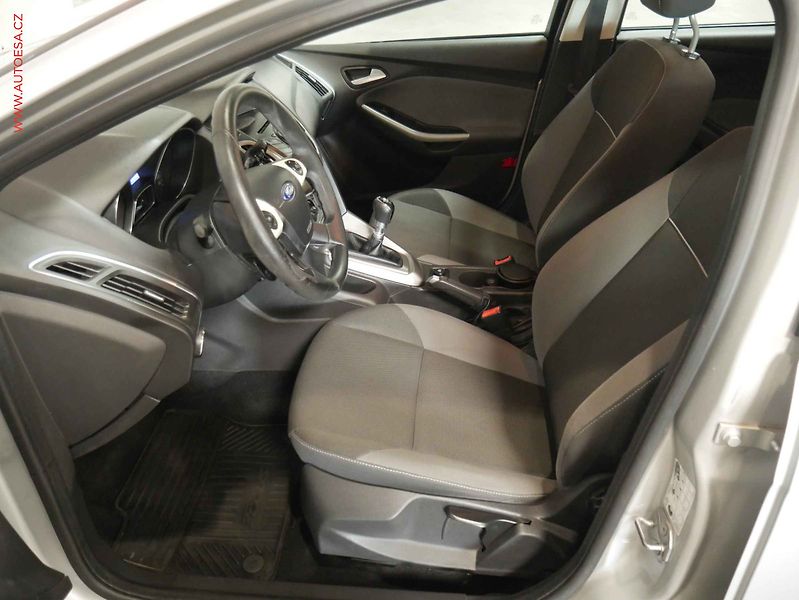 Ford Focus (2013) 1.6 TDi, AC, temp, tažné - fotka 9 z 20