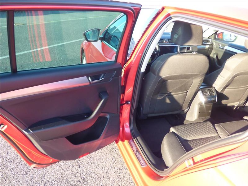 Škoda Superb 2,0 TDI DSG,Bi-Xenon,model 201 - fotka 12 z 45