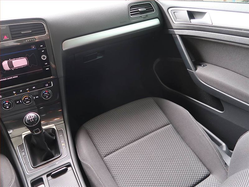 Volkswagen Golf (2019) 1.6 TDI, Navi, Park. senzory - fotka 8 z 17