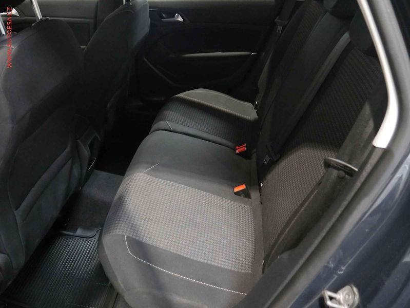 Peugeot 308 (2018) 1.2PT, 1.maj,ČR - fotka 10 z 19