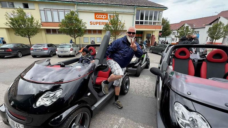 Auta bez střechy i čelního skla a dveří projížděla Krumlov i Šumavu.