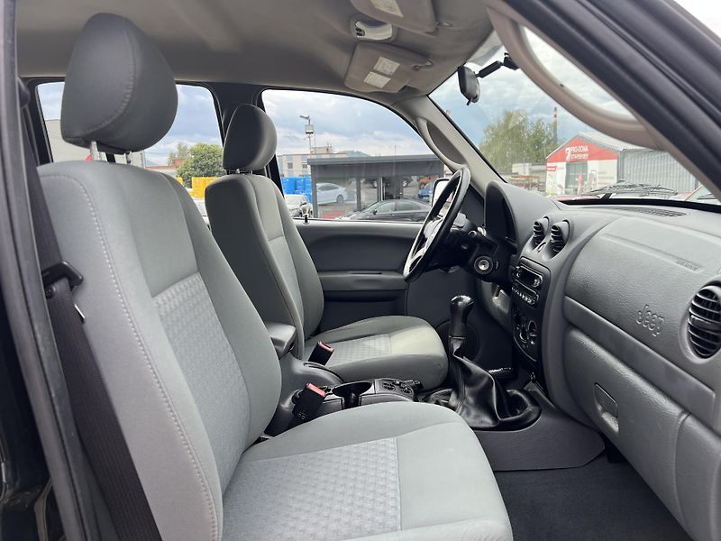 Jeep Cherokee 2.8CRD 4x4 MANUÁL 6 R.ST. - fotka 28 z 38