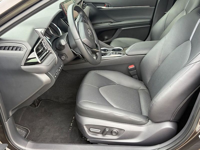 Toyota Camry 2,5 Hybrid Executive - fotka 7 z 19