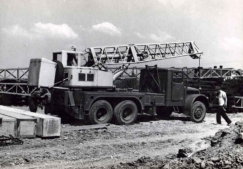 Tatra 111 ve válečné (vlevo) i poválečné verzi