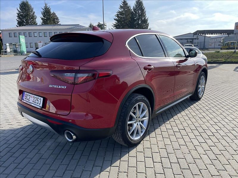 Alfa Romeo Stelvio 2,0 Turbo 280k Q4 AT8 4x4 Tažn - fotka 4 z 30