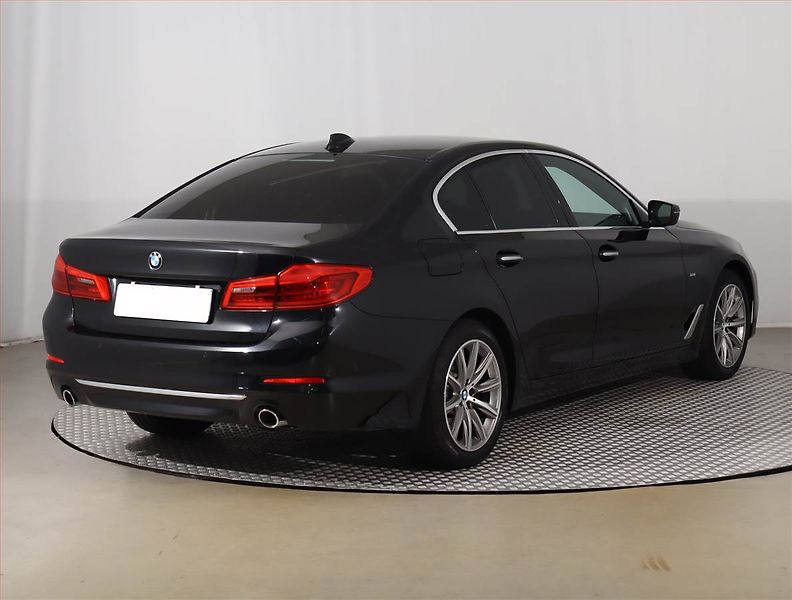 BMW Řada 5 (2017) 530d xDrive - fotka 5 z 27