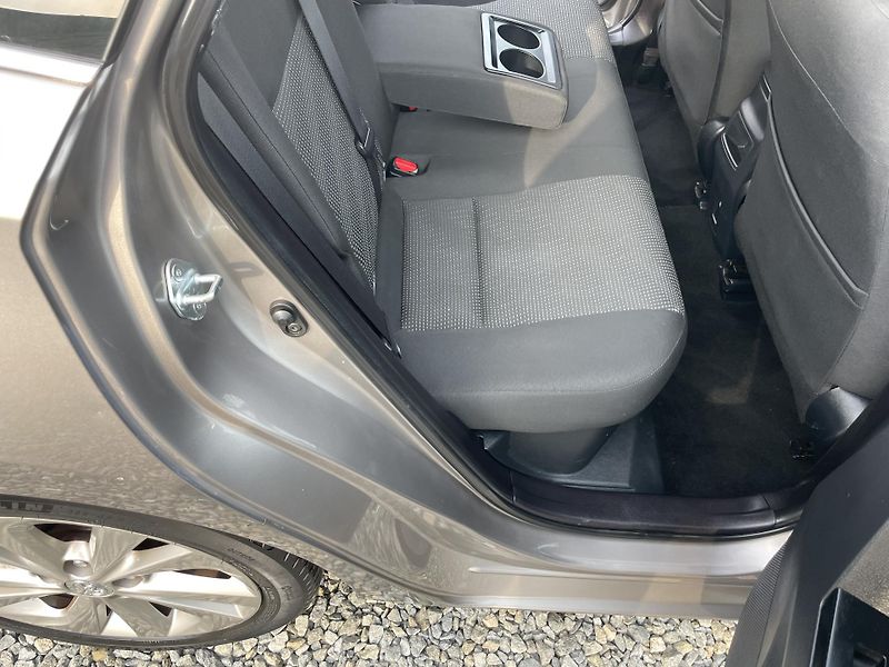 Toyota Auris 1.8i 16v HYBRID AUT NAVI CAM!! - fotka 119 z 166