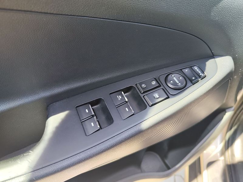 Hyundai Tucson 2.0 CRDi/136kW Premium AT 4x4 - fotka 34 z 37