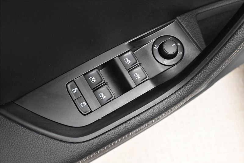 Škoda Superb 2,0 TDI 147 kW DSG Style Záruk - fotka 25 z 32