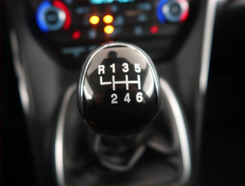 Ford Kuga (2019) 1.5 EcoBoost, Kůže, Navi - fotka 13 z 15