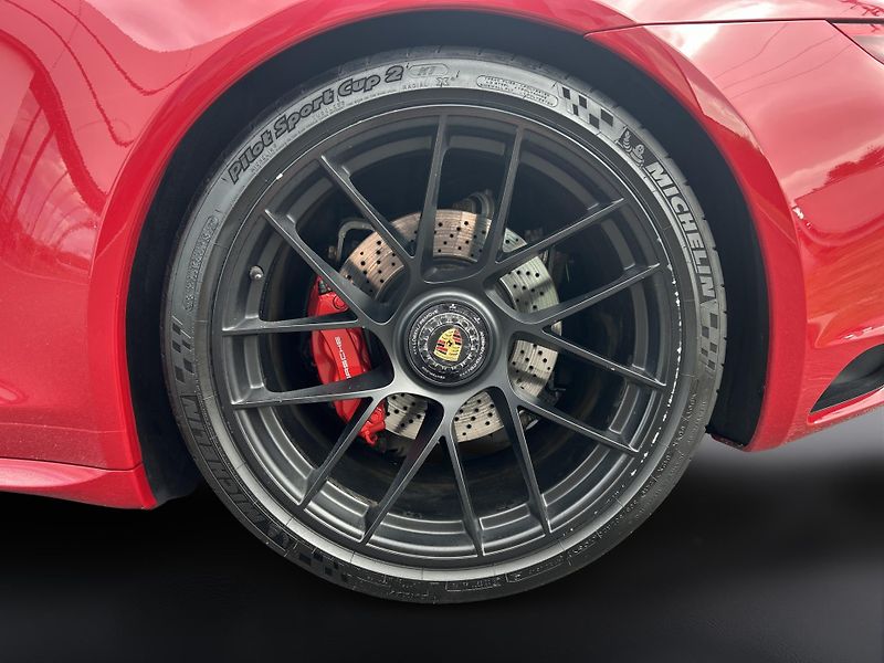 Porsche 911 Carrera 4 GTS Coupe - fotka 12 z 28