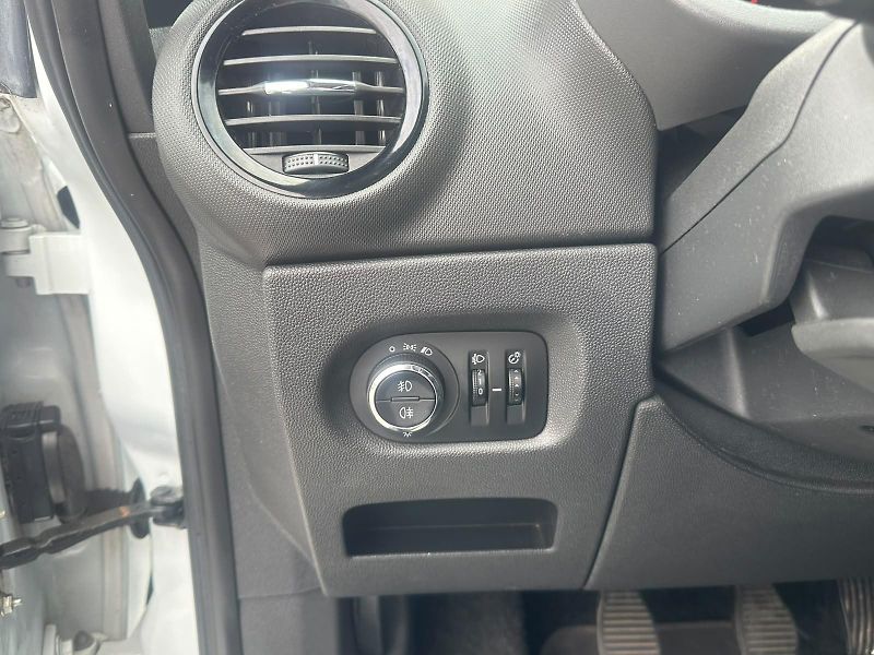 Opel Corsa (2010) 1.2i,63KW,TEMPOMAT,111 EDITION - fotka 16 z 24
