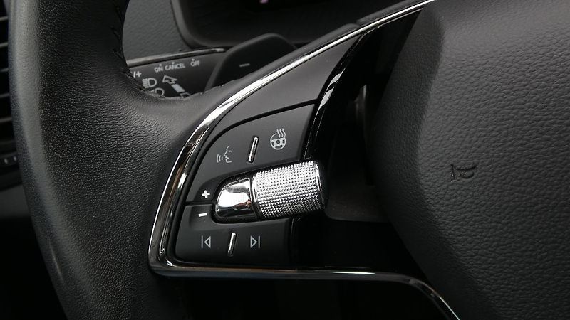 Škoda Karoq 2.0 TDI 110 kW Fresh 4x4 DSG - fotka 11 z 25