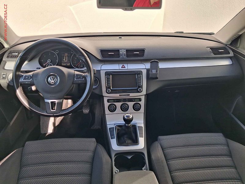Volkswagen Passat (2009) 2.0 TDi, Sport, navi, Webasto - fotka 8 z 21