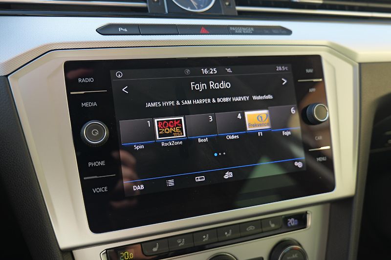 Volkswagen Passat 1.4 TSI DSG Kamera DAB Cockpit - fotka 26 z 37
