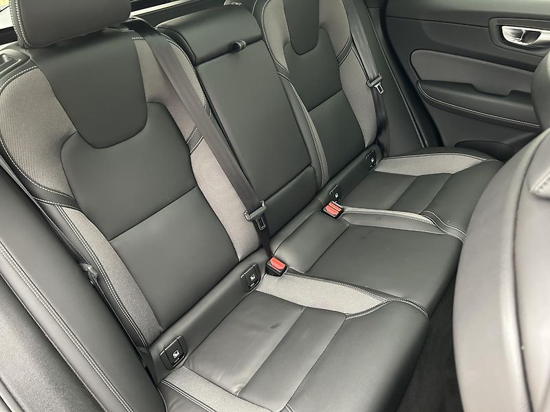 Volvo XC60 2.0 B4 4x4 ULTIMATE - fotka 14 z 31