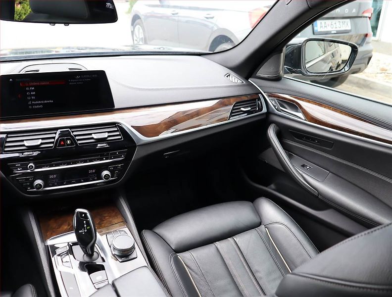 BMW Řada 5 (2017) 530d xDrive - fotka 8 z 27