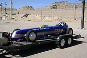 Jedno z vozidel právě dopravené pro závod na Bonneville Salt Flats v roce 2012. Foto: Wikimedia Commons, Hermann Luyken, CC0