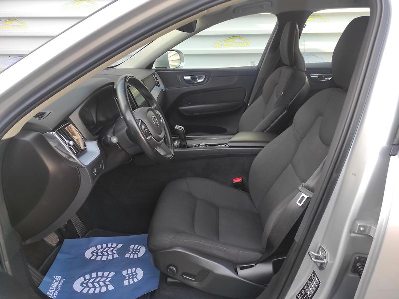 Volvo XC60 2,0 D3 Drive-E, Momentum Pro - fotka 11 z 41