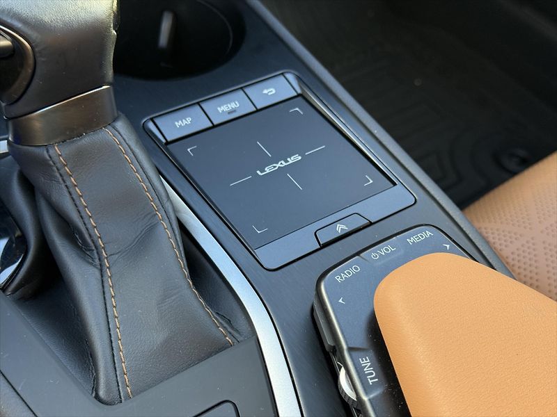 Lexus UX 250h 2,0 Luxury, 4x4  UX - fotka 19 z 25