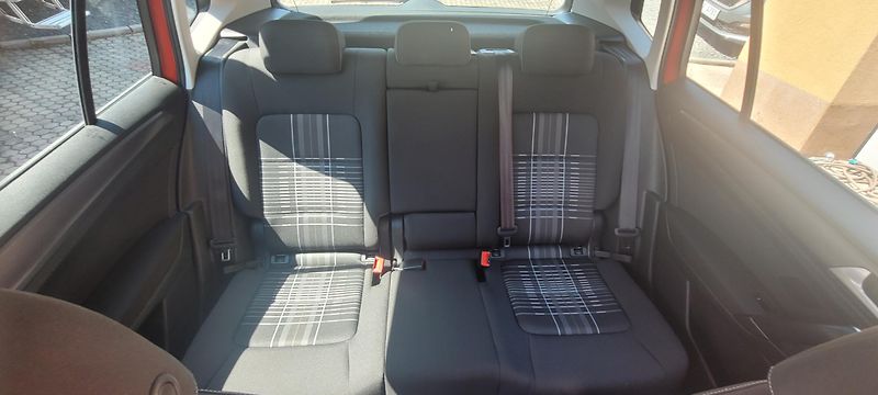 Volkswagen Golf Sportsvan (2015) 1,2TSi 81kW benzín „Lounge“ - fotka 16 z 41