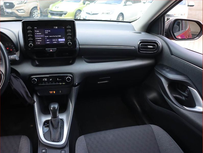 Toyota Yaris (2021) Life 1.5 VVT-i Hybrid, Automat - fotka 8 z 19