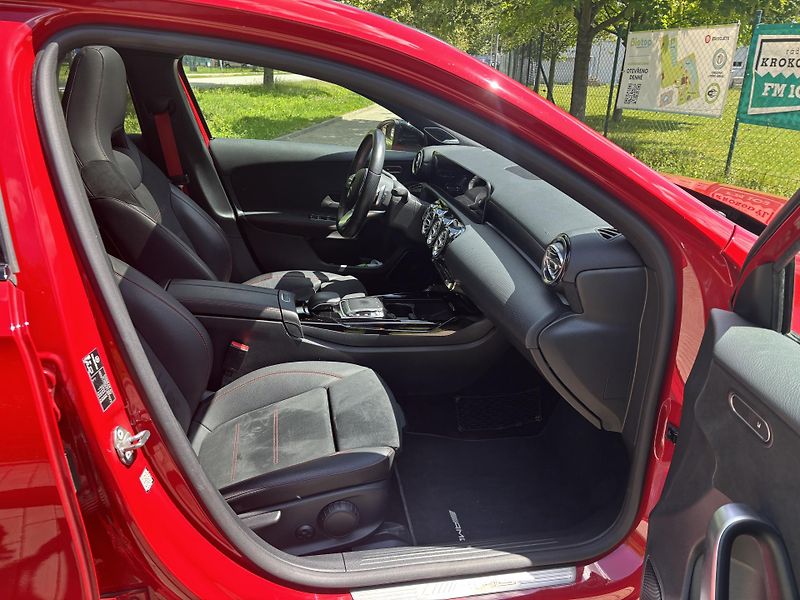 Mercedes-Benz Třídy A A 35 AMG 4Matic - fotka 20 z 31