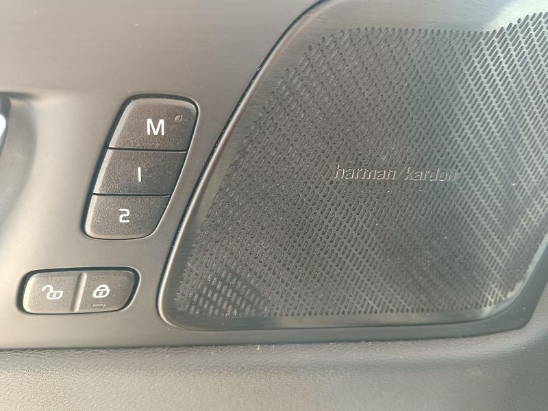 Volvo XC60 (2020) 2.0 B5 AWD 173kW R-Design AT - fotka 18 z 20