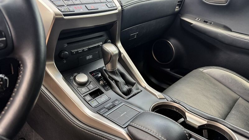 Lexus NX 300h 300H 2,5 HEV PREMIUM (LUXURY) - fotka 23 z 33
