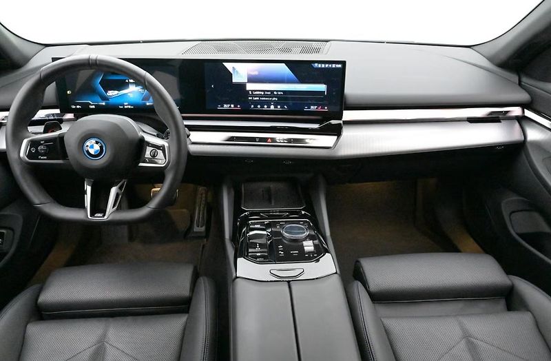 BMW i5 eDrive40 Touring M SoH 96% Kam - fotka 5 z 26
