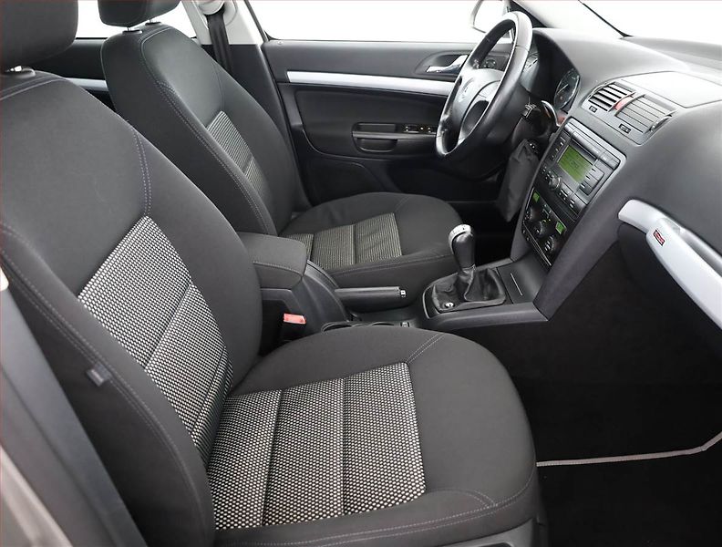 Škoda Octavia (2008) Scout 2.0 TDI, 4X4, ČR,1.maj - fotka 7 z 21