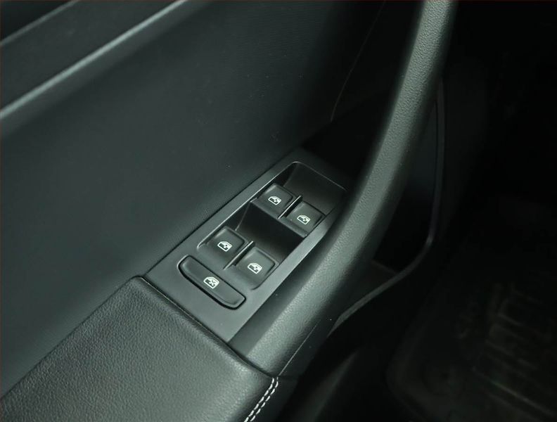 Škoda Rapid (2017) Spaceback 1.2 TSI, Serv.kniha - fotka 16 z 16