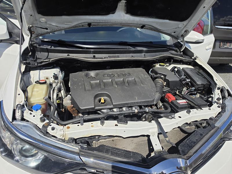 Toyota Auris 1.6 VVTi   - fotka 15 z 20