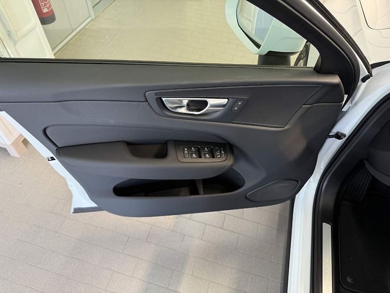 Volvo XC60 (2026) B5 2.0L 250+14 HPAT8 AWD CORE - fotka 14 z 22