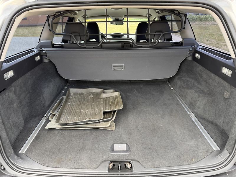 Volvo XC70 2.4 D4 4X4 MANUAL SERVISKA - fotka 27 z 45