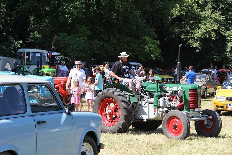 Traktor Zetor 25 A s hranatými blatníky na Srazu trucků v Děpoltovicích na Karlovarsku.